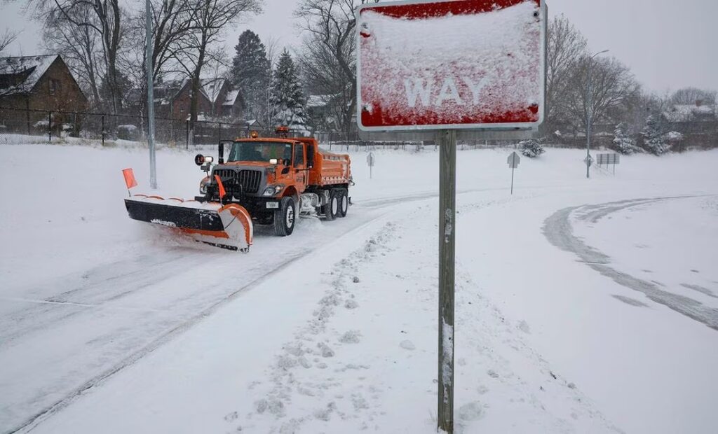 Fuerte tormenta de nieve cubre el Medio Oeste de EU