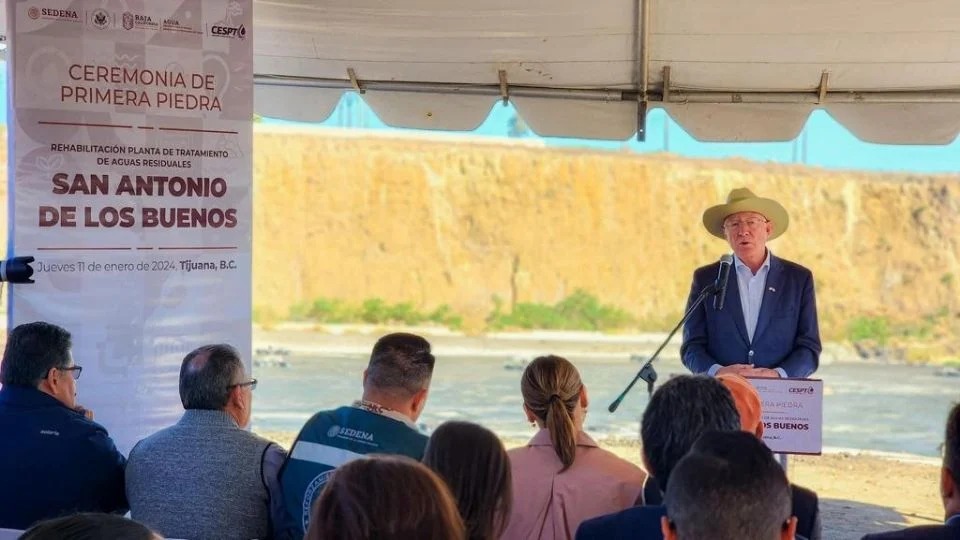 Ken Salazar asegura que debe haber más consecuencias para migrantes