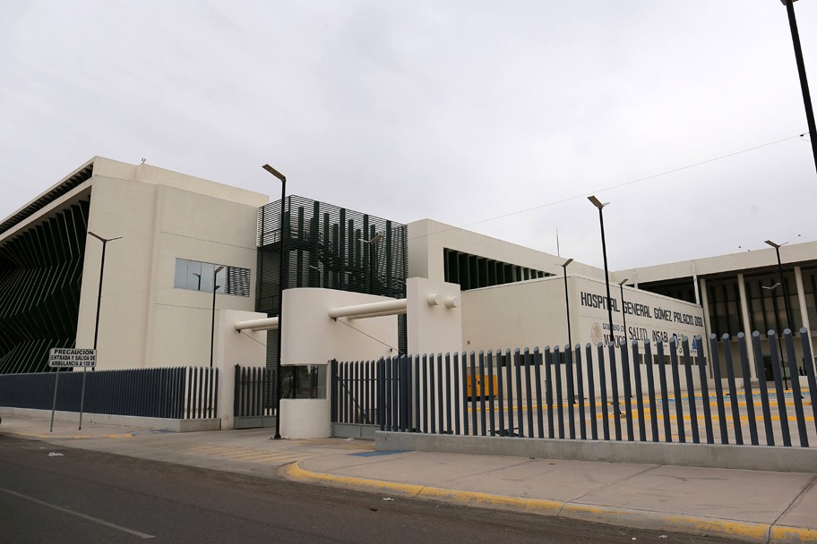 Joven mujer y dos niños heridos en volcadura