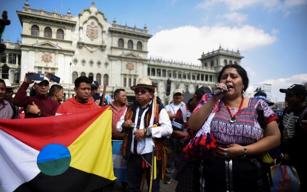 Organizaciones indígenas levantan protesta frente a la Fiscalía tras reunirse con Arévalo