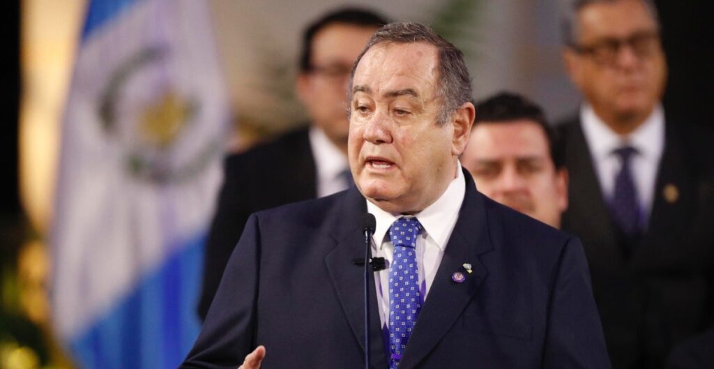 Impiden entrada de Giammattei, expresidente de Guatemala, a EU por corrupción