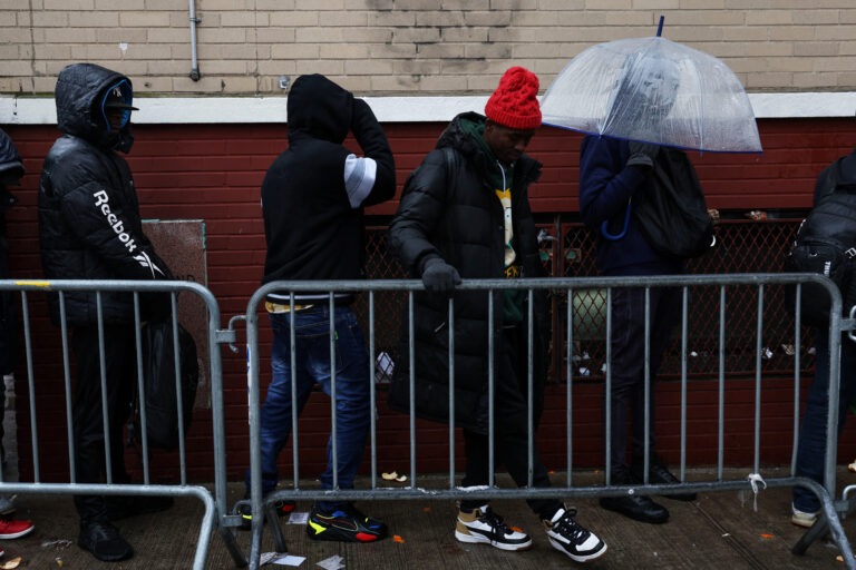 Migrantes embarazadas podrán permanecer en albergues de NY