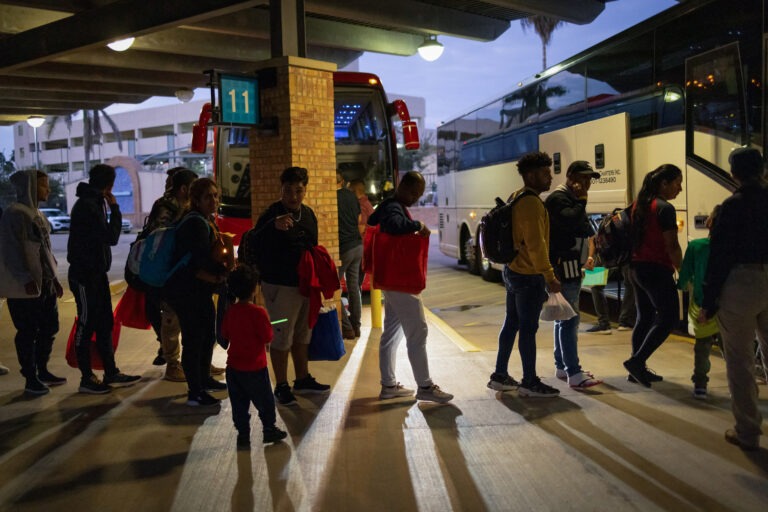 Migrantes embarazadas podrán permanecer en albergues de NY