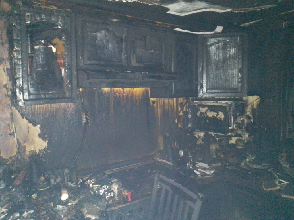 Bomberos salvan de incendio a pareja de abuelitos (video)