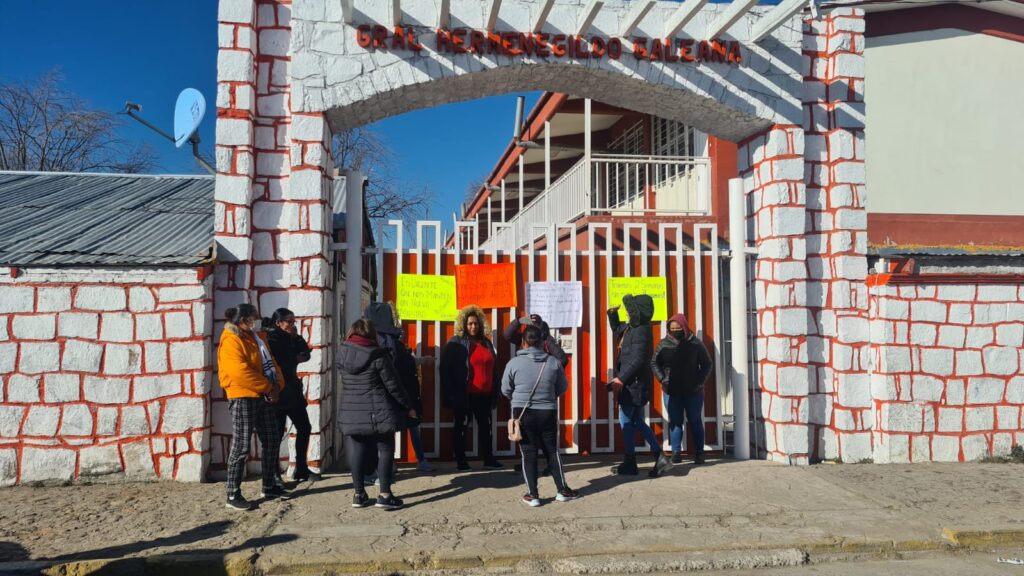 Realizan huelga en escuela roja