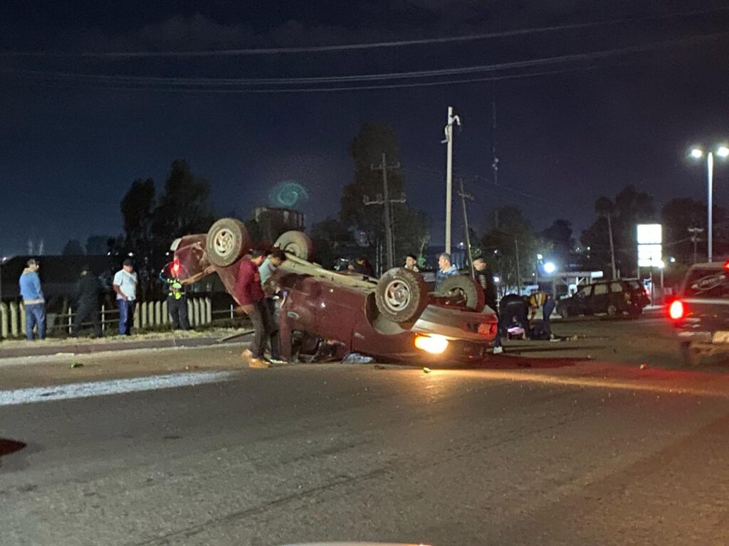 Choque y volcadura deja a cuatro lesionados (videos?