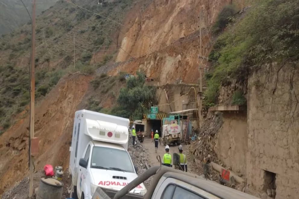 Rescatan a minero en Perú tras permanecer 3 días a 60 metros bajo tierra
