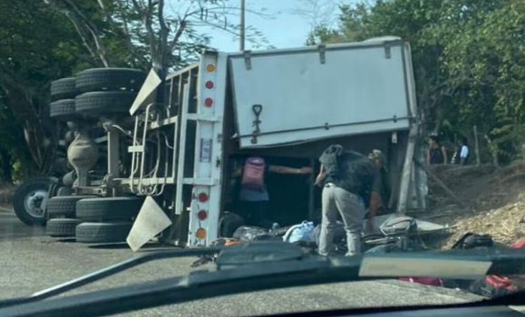 Vuelca camión que transportaba migrantes en Chiapas; hay 21 heridos