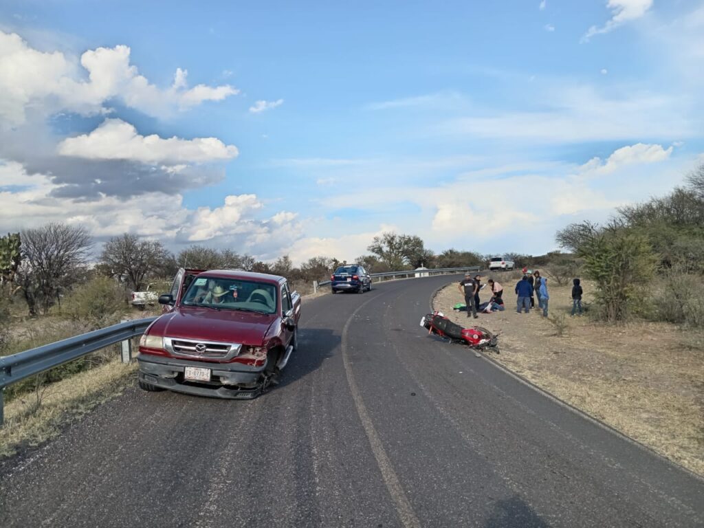 Grave albañil al chocar en su moto contra camioneta