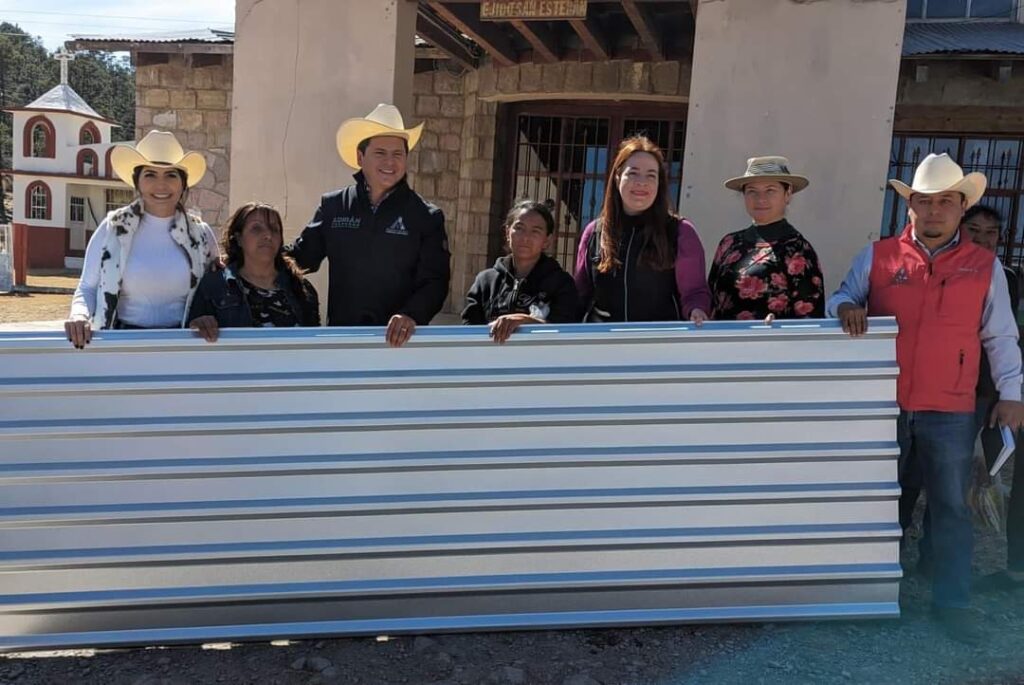 Entrega de apoyos sociales familias de tres comunidades