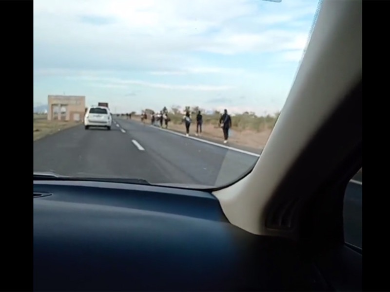 Sin opción de viajar en tren, migrantes caminan al lado de la carretera rumbo a la frontera