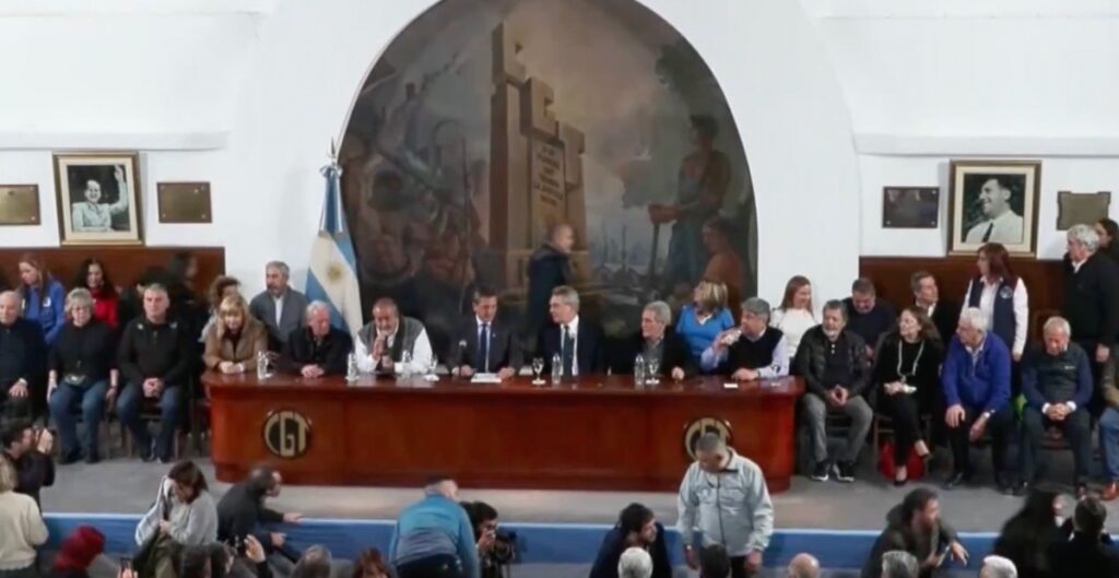 Líder sindical amenaza al ministro de Economía de Milei