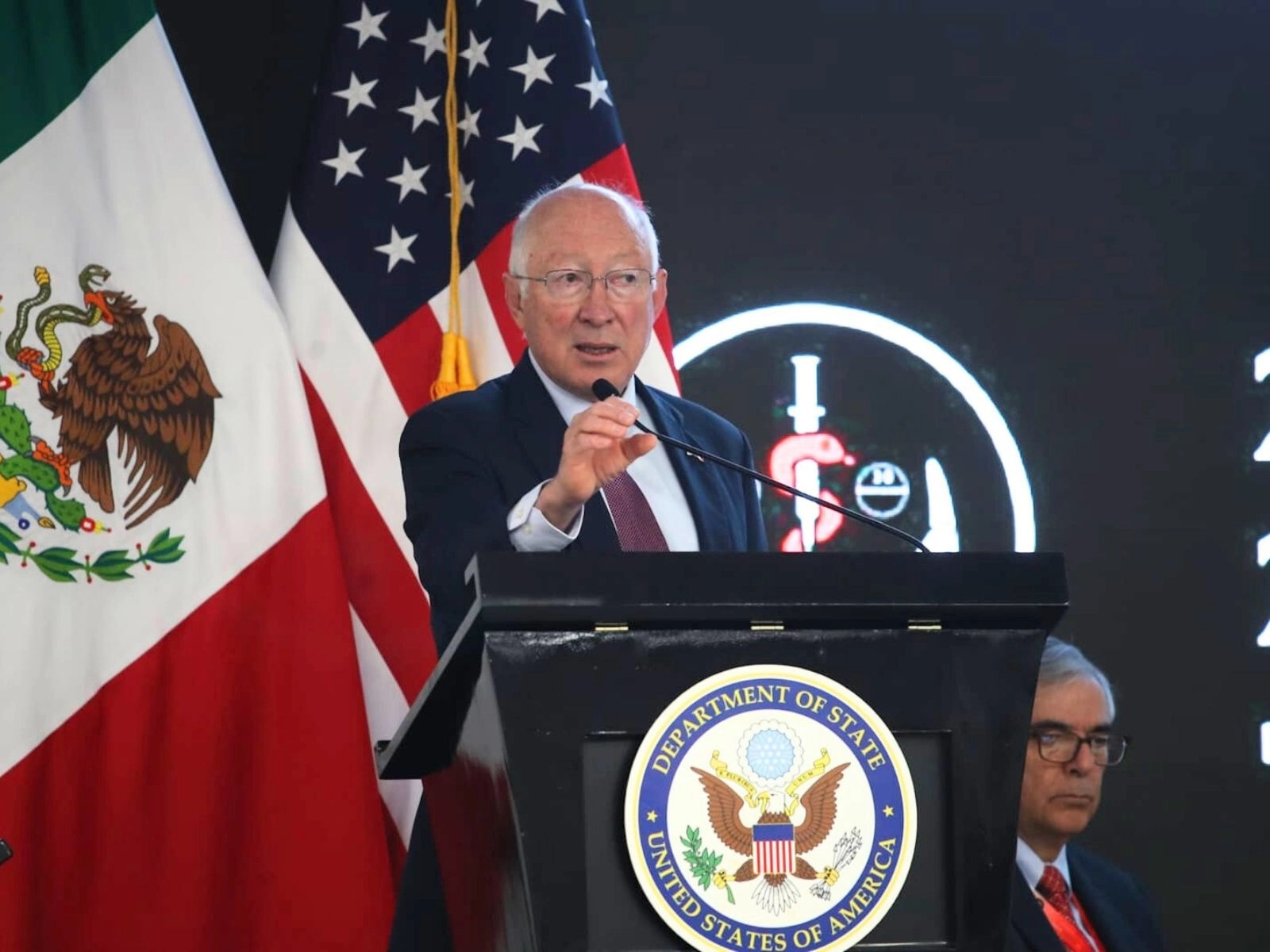 Armas militares deben estar en manos de autoridades y no del crimen organizado: Ken Salazar