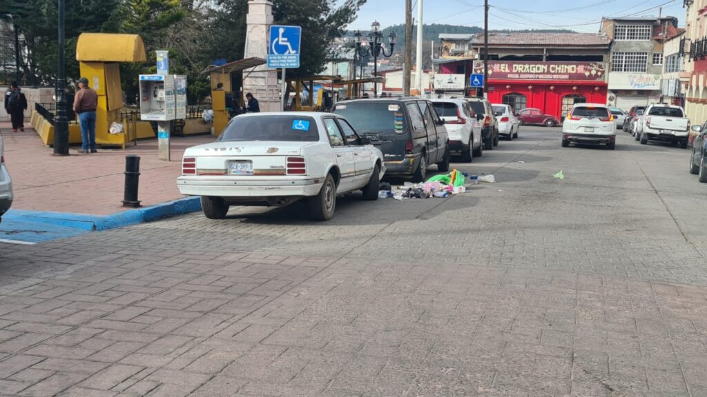 Prevalece basura regada en las calles