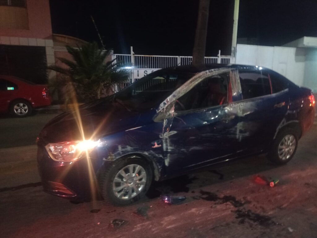 Casi de amanecida chocó contra camellón y volcó