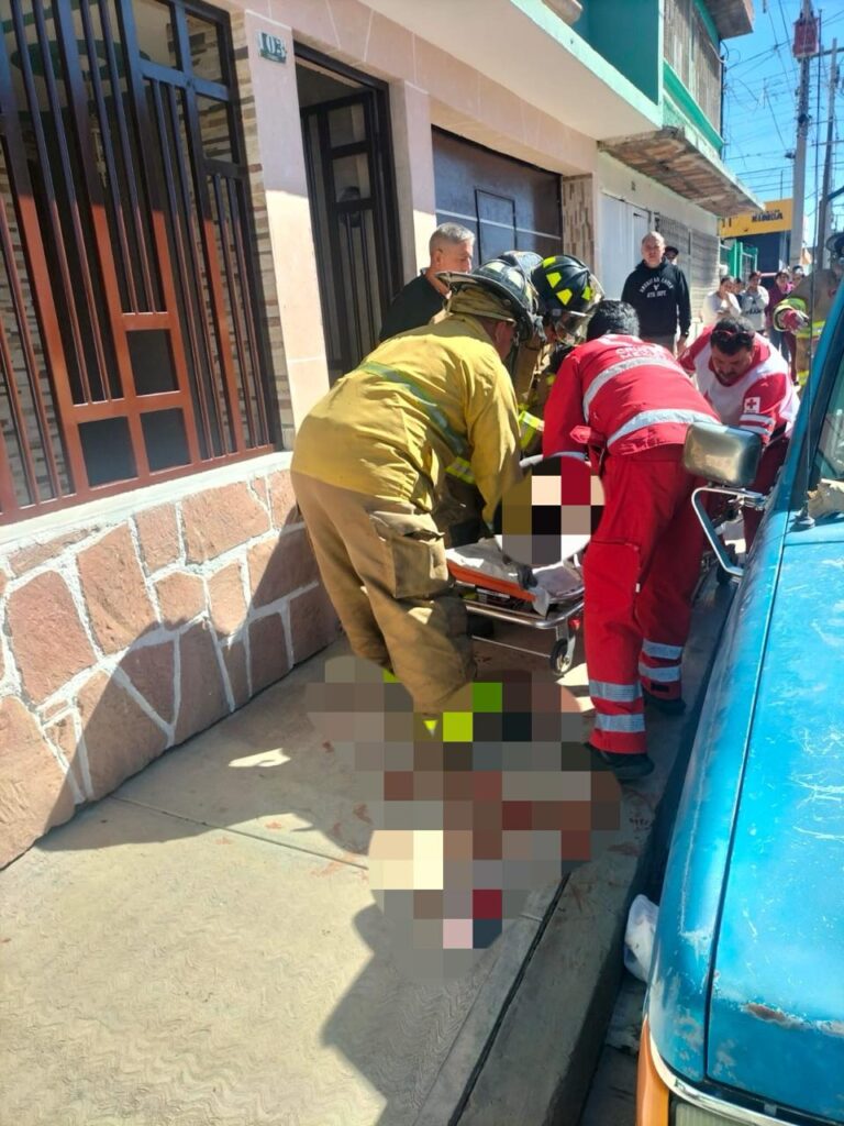 Quitaba las luces de navidad cuando se electrocutó