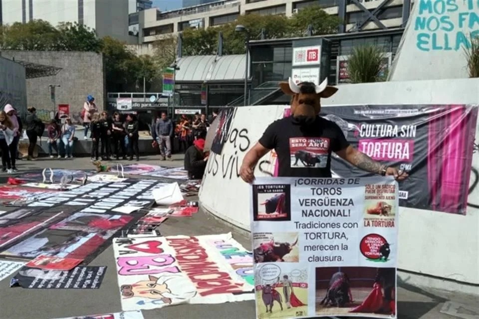 Activistas marchan contra las corridas de toros en la CDMX
