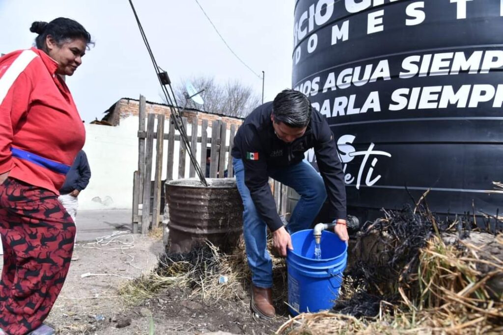 Inicia instalación de macro tanque contenedores de agua en colonias