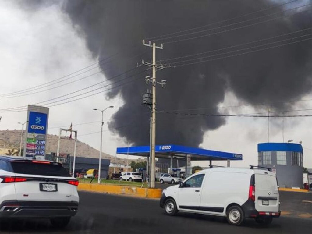 Reportan fuerte incendio en recicladora cerca de la México-Puebla