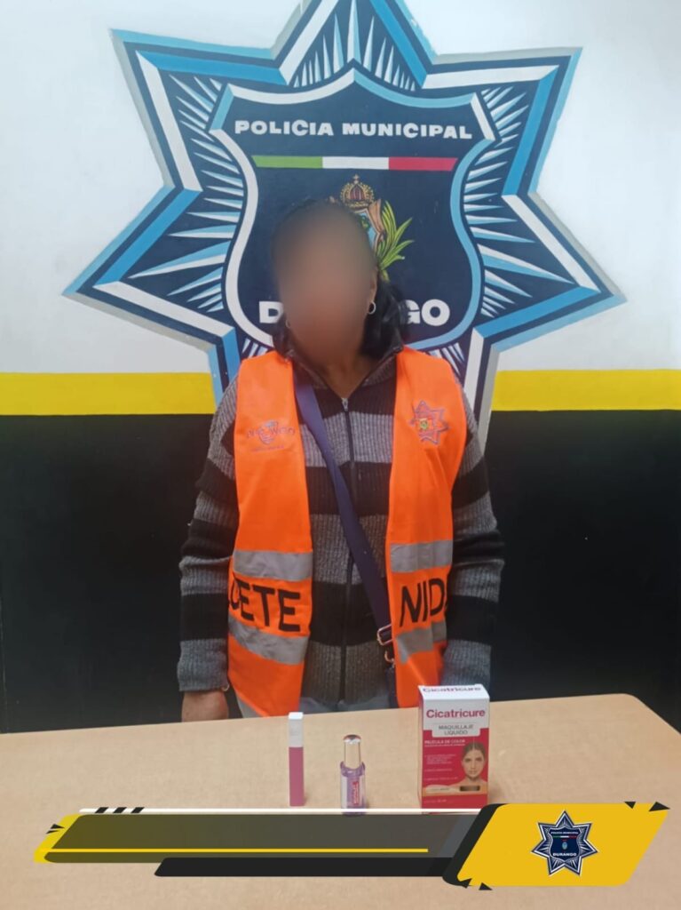Robó maquillaje y labial