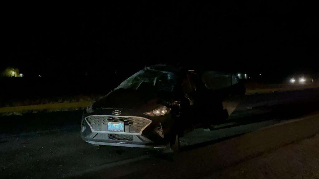 Una mujer sin vida y un menor herido, el saldo de una fatal volcadura; detienen al conductor