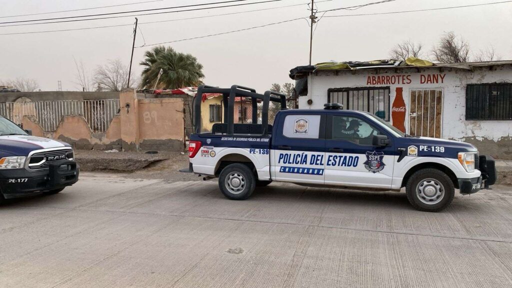 Acribillan a un hombre afuera de un domicilio; fue llevado a un hospital en un vehículo