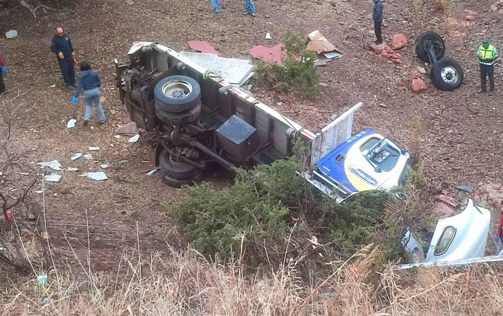 Muere un hombre tras volcadura de un camión en la carretera; ya está identificado