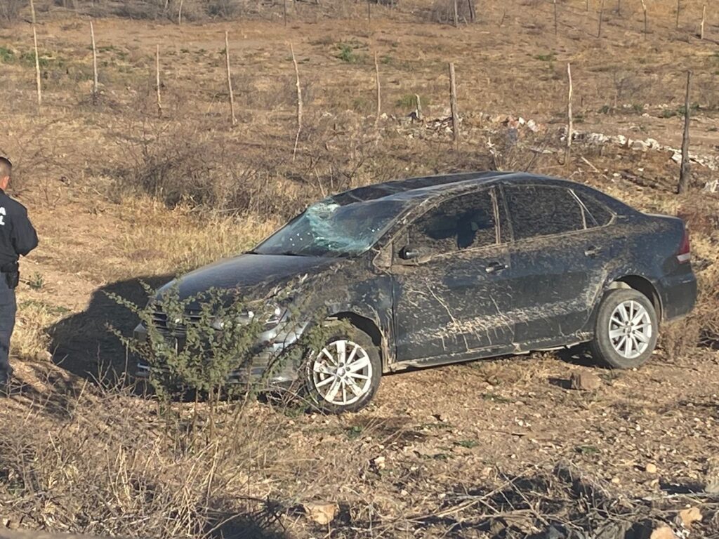 Vuelca automóvil en la Santa Bárbara – Parral