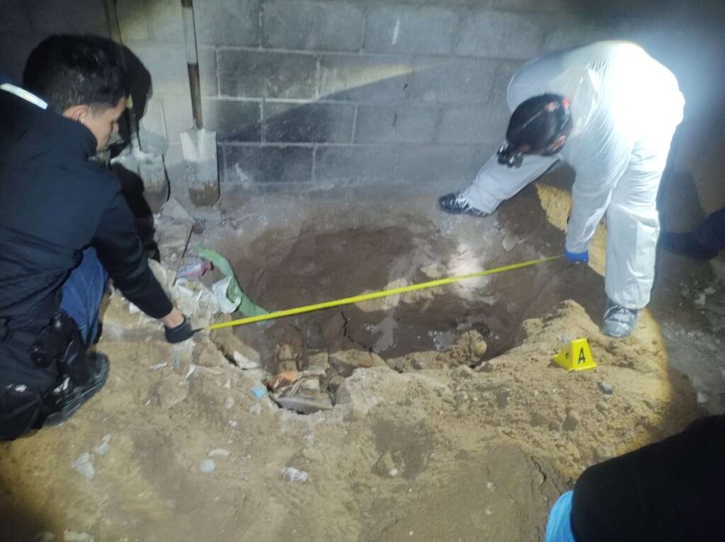 Encuentra cadáver sepultado en su patio cuando salio a limpiarlo