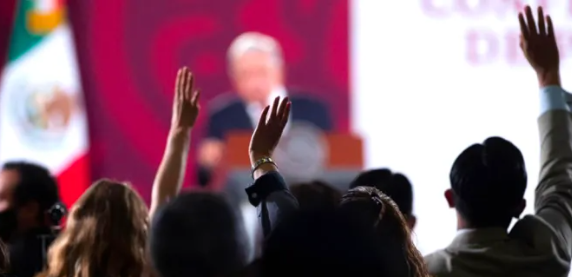 Al menos 23 periodistas buscan una denuncia penal tras filtración de información en mañanera de AMLO