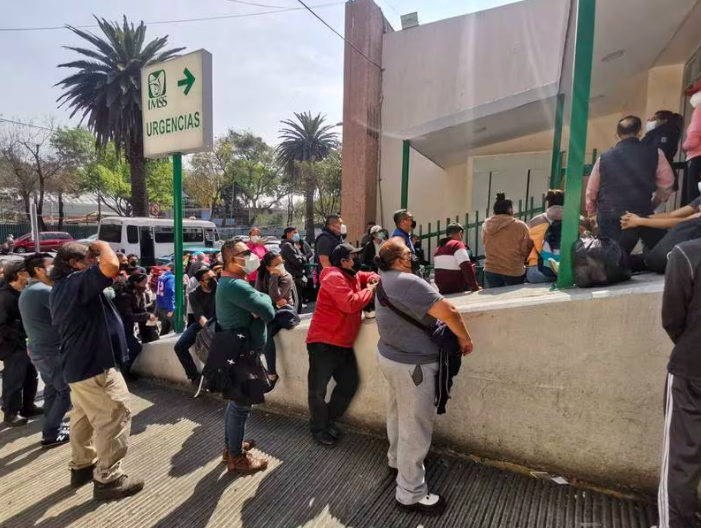 Enfrentamiento entre policías y médicos en hospital del IMSS deja un herido por bala