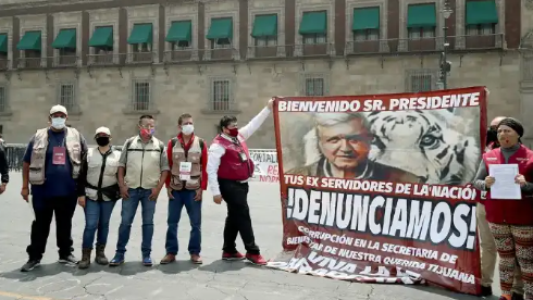 Servidores de la nación despedidos protestan en Palacio Nacional exigiendo condiciones laborales dignas