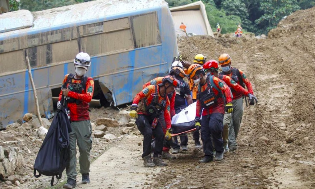 Filipinas busca a 63 desaparecidos tras deslizamiento de tierra que mató a 54 personas en aldea minera