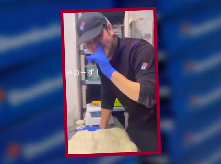 Empleado de Domino’s Pizza se pica la nariz y contamina la masa en Japón