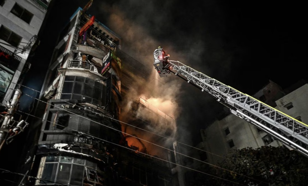 Un incendio en un edificio de Bangladesh deja 43 muertos y decenas de heridos