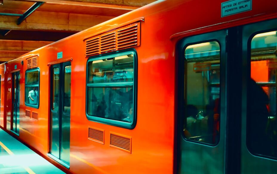 Tres usuarios del Metro CDMX son rescatados tras quedar atrapados en un elevador de la estación Zapata