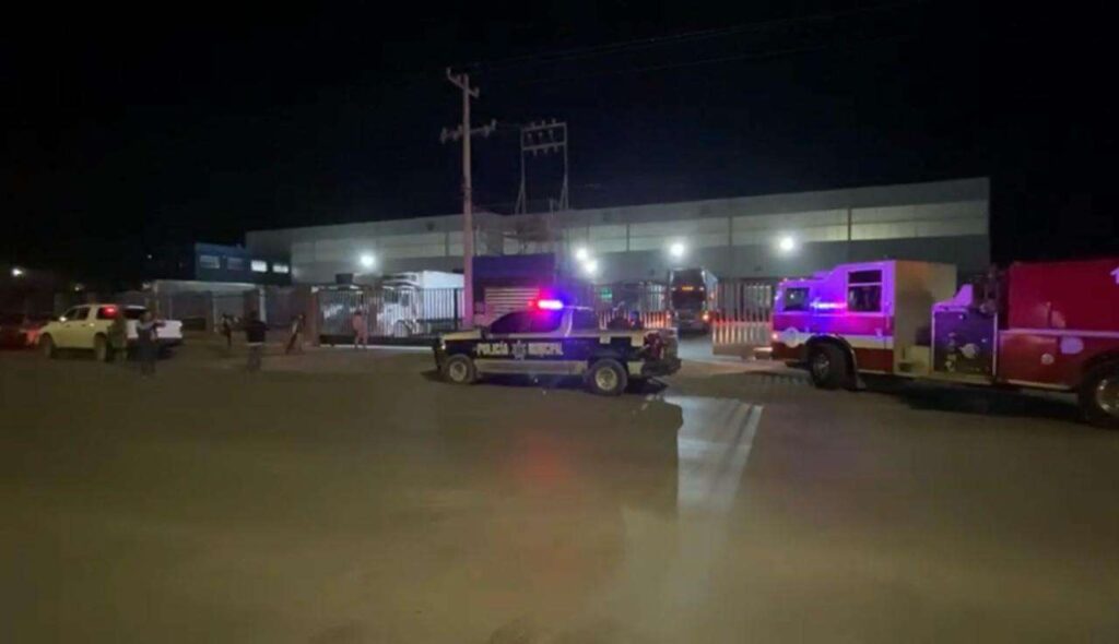 Detonan bomba molotov en bodega de tienda de conveniencia 