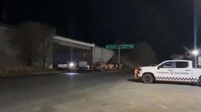 Ejecutan a 2 hombres y abandonan los cuerpos debajo de un puente en la carretera
