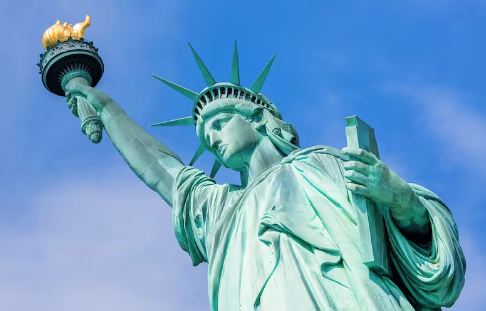 AMLO propone mover la Estatua de la Libertad a México tras el caso Assange