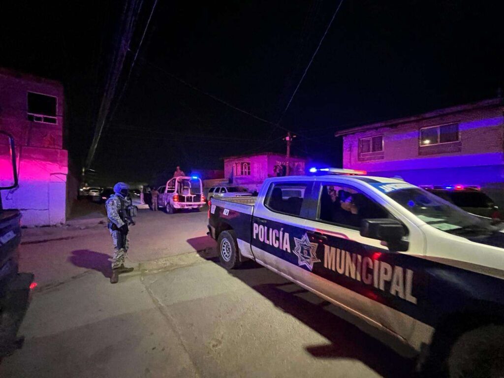 Lo atacan a balazos afuera de una vivienda; dispararon en al menos 8 ocasiones