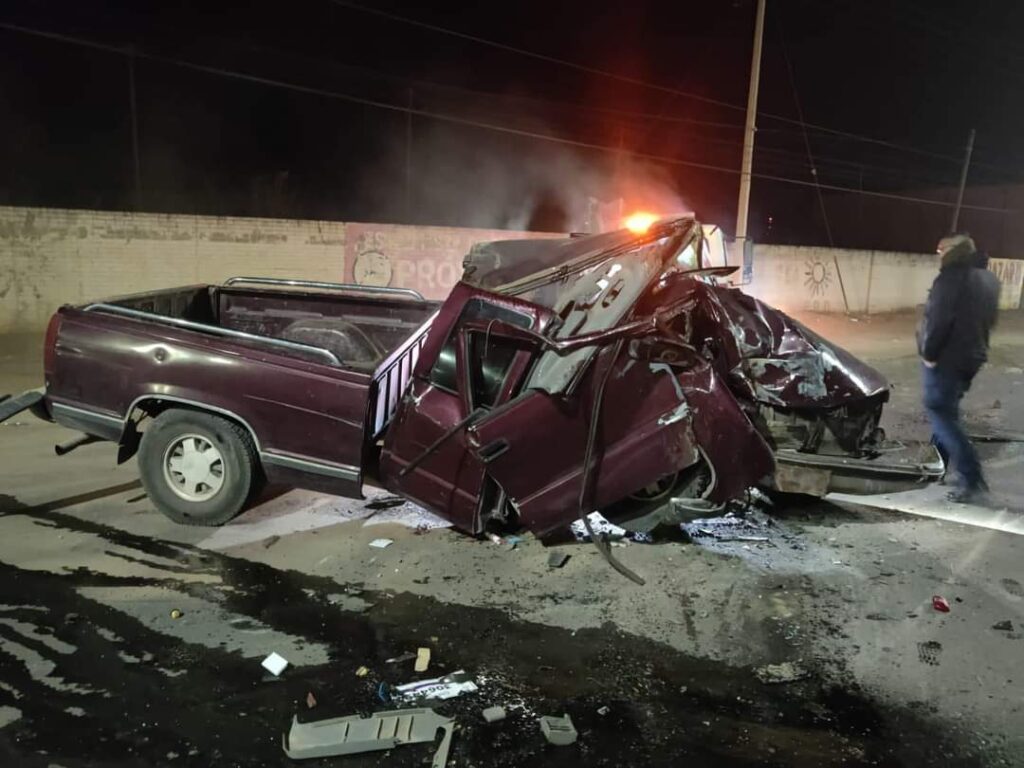 Sobrevive de milagro tras destrozar su camioneta en aparatoso choque y volcadura