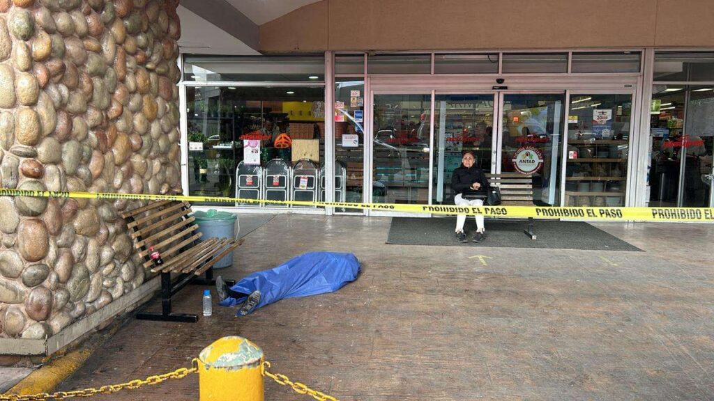 Muere sexagenaria justo en la puerta de un Alsuper; intentaron reanimarla pero falleció
