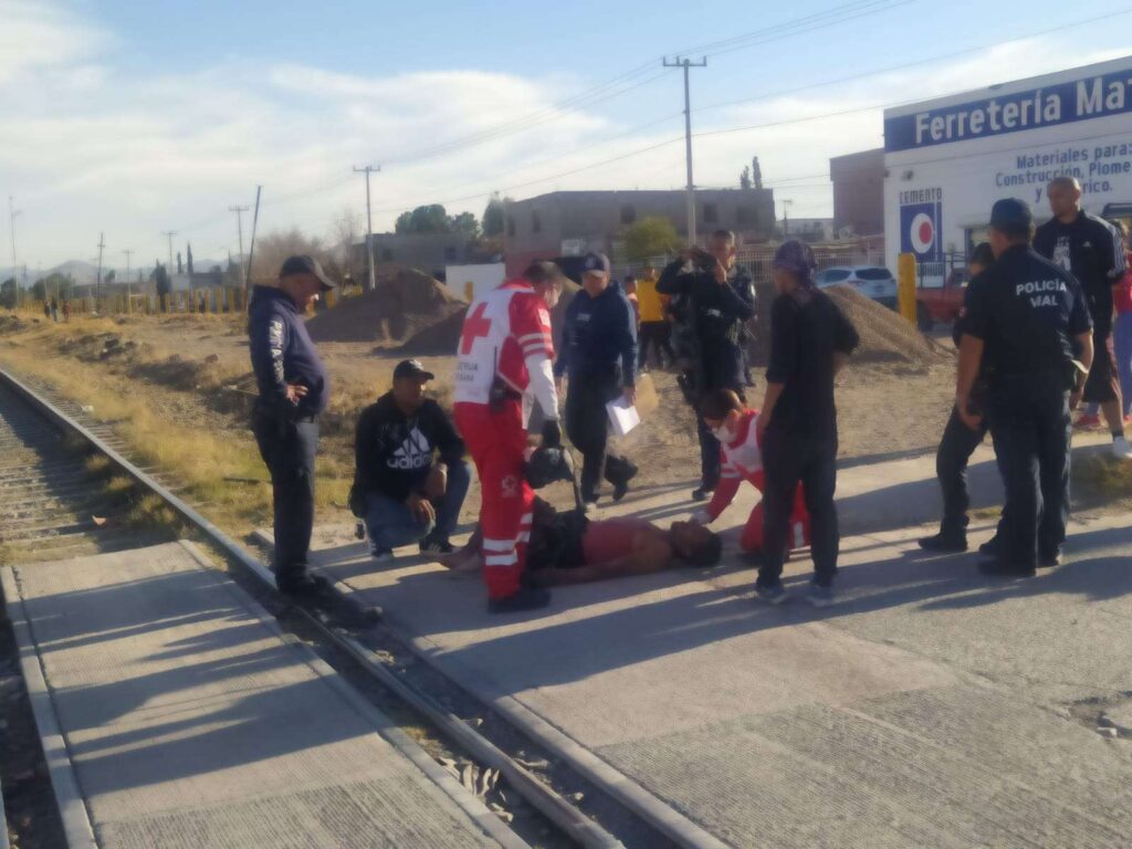 Queda grave tras caer en las vías del tren