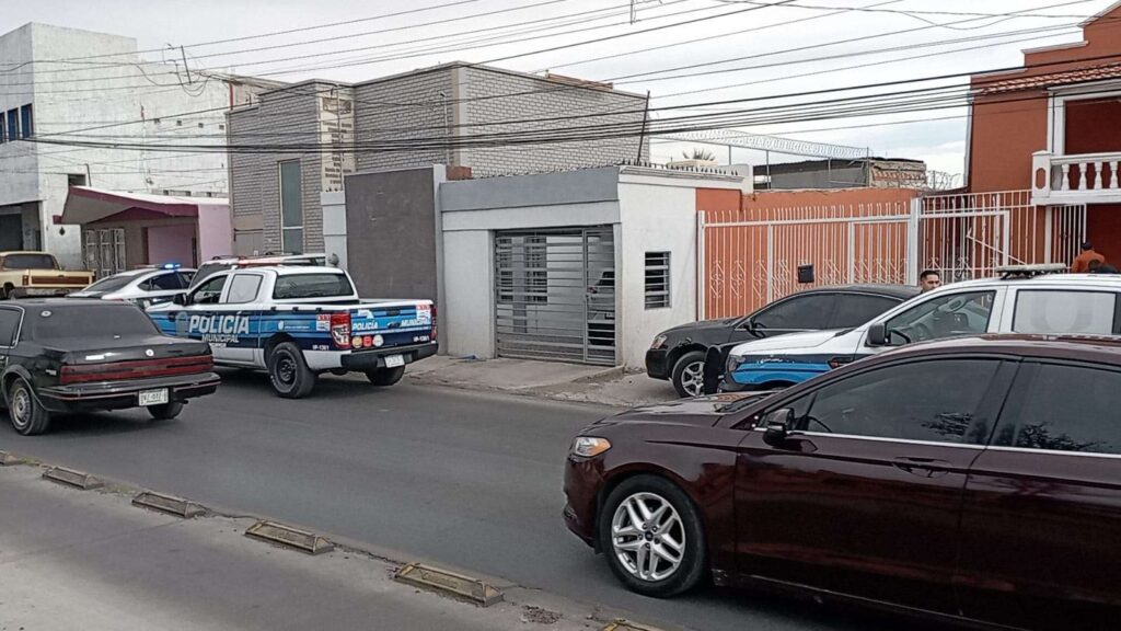 Se meten a hogar, causan destrozos y se roban un vehículo