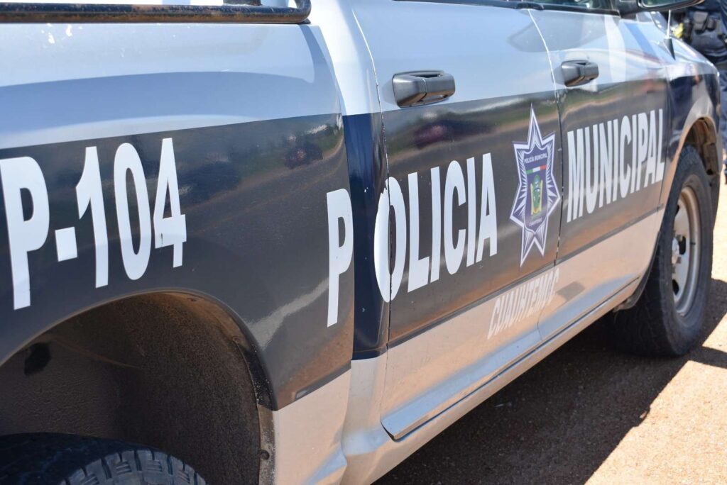Expulsan a jovencita por llevar una botella en la mochila
