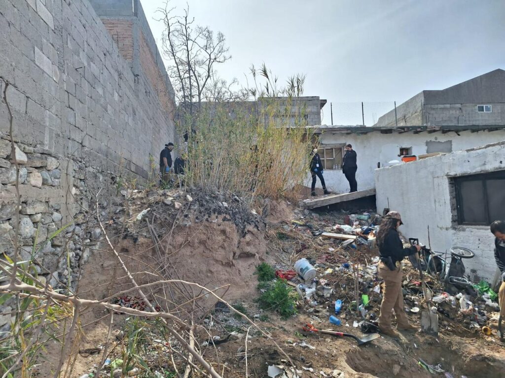 Encuentran 2 cuerpos enterrados en una vivienda; realizan cateos en la zona