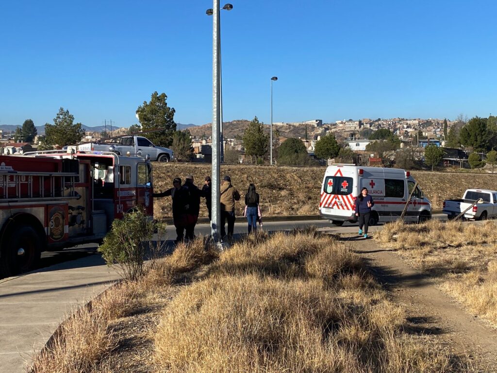 Conductora atropella a un hombre cuando perdió control de su camioneta en la vialidad