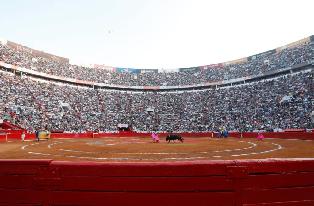 Indignación entre taurinos ante suspensión y agresiones en la Plaza México