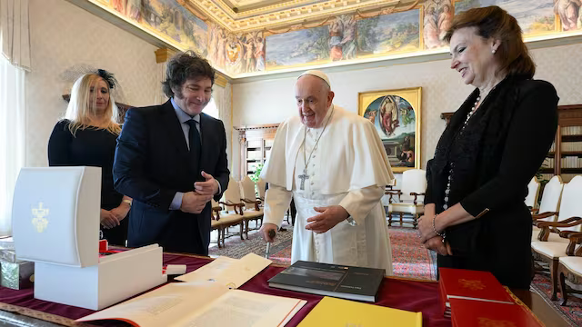 ¿Cuáles son los regalos que Milei y el papa Francisco intercambiaron durante su reunión?
