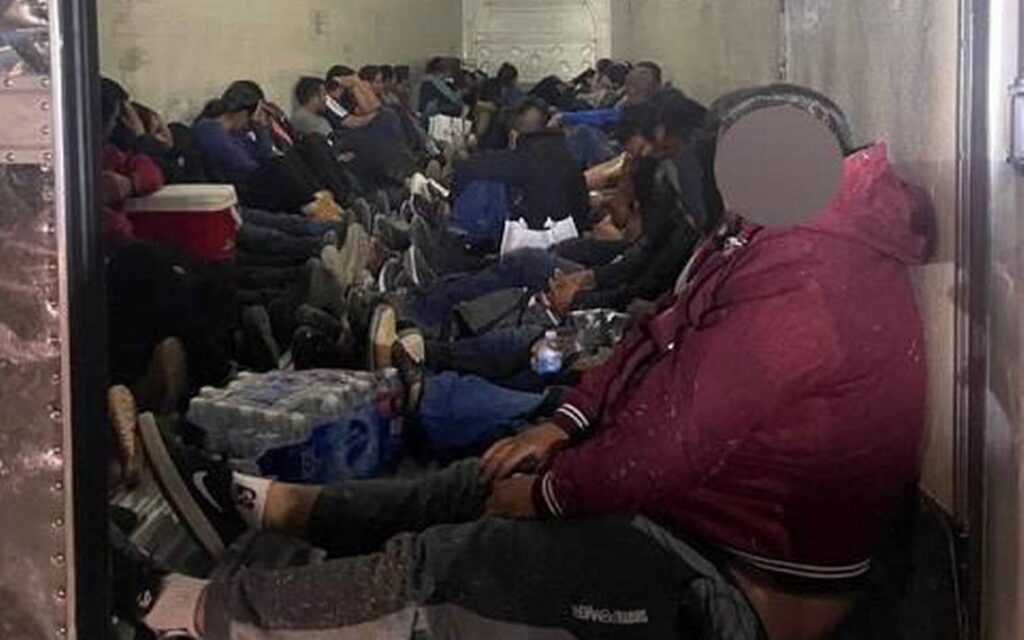 Aseguran a 69 migrantes dentro de un drenaje pluvial 